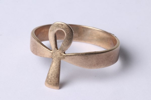 Lot 1031 - GOLD RING