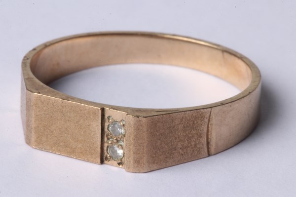 Lot 1012 - GOLD RING