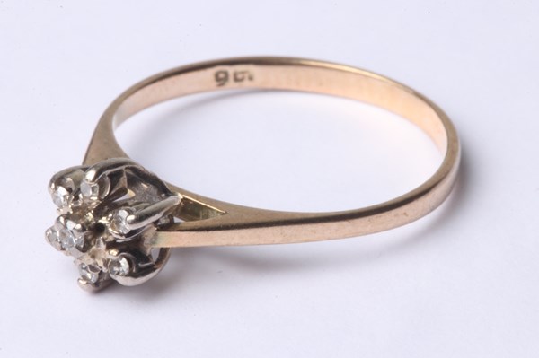 Lot 1027 - GOLD & DIAMOND RING