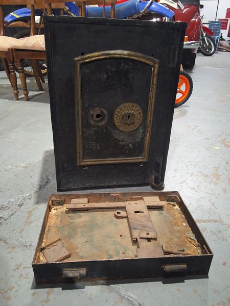 Lot 195 - FLOOR SAFE