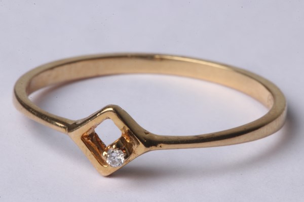 Lot 1026 - GOLD RING