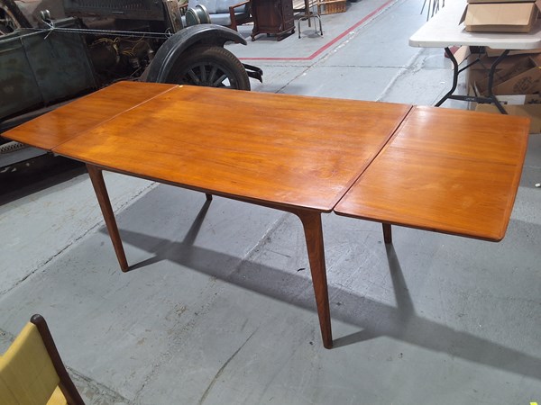 Lot 303 - EXTENSION DINING TABLE