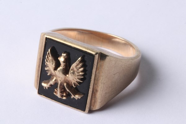 Lot 1010 - GOLD RING