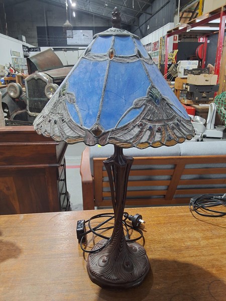 Lot 32 - TABLE LAMP