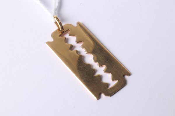 Lot 1021 - GOLD PENDANT