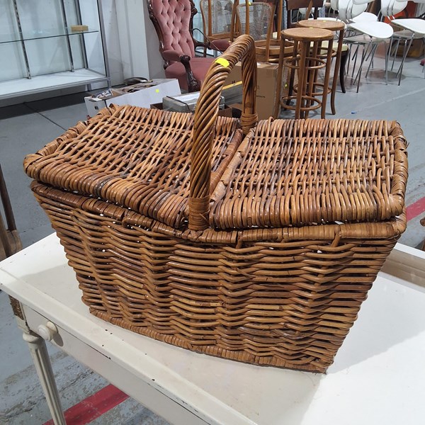 Lot 376 - PICNIC BASKET