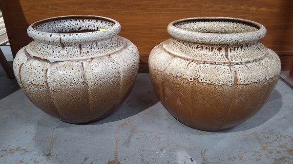 Lot 353 - PLANT POTS