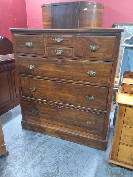 Lot 73 - CHEST OF DRAWERS