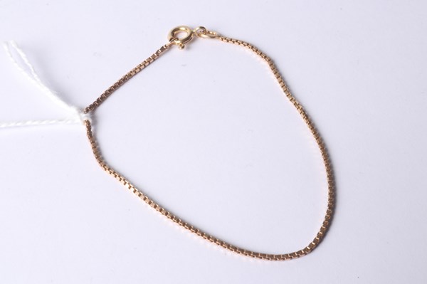 Lot 1043 - GOLD BRACELET