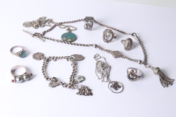 Lot 1056 - JEWELLERY