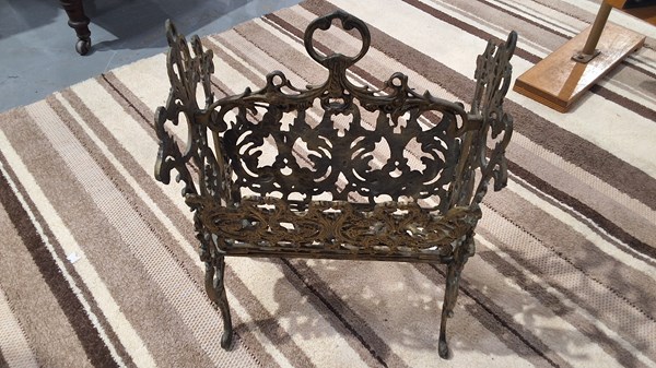 Lot 384 - MAGAZINE RACK