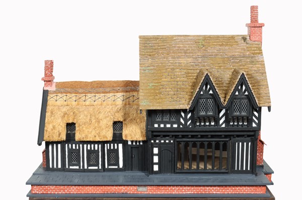 Lot 88 - DOLLS HOUSE OF AN ENGLISH TUDOR PUB