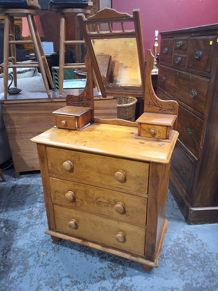 Lot 126 - DRESSING CHEST