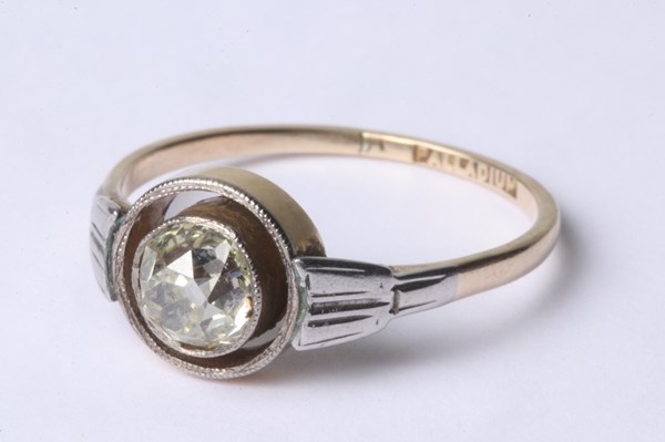 Lot 1013 - DIAMOND RING