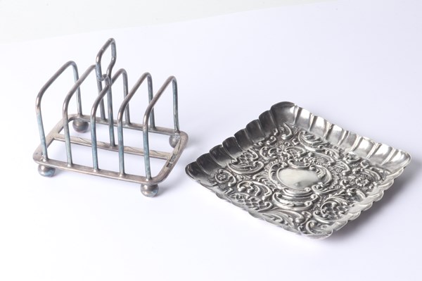 Lot 1063 - SILVER TOASTRACK & DISH