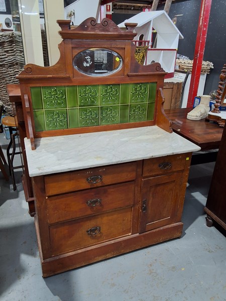 Lot 290 - WASH STAND