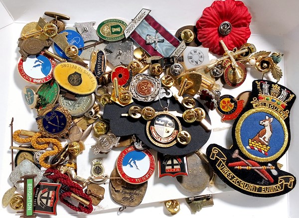 Lot 1094 - BADGES