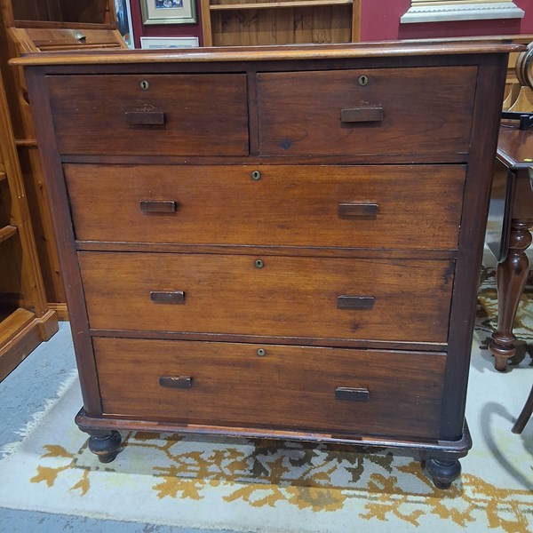 Lot 35 - CHEST OF DRAWERS