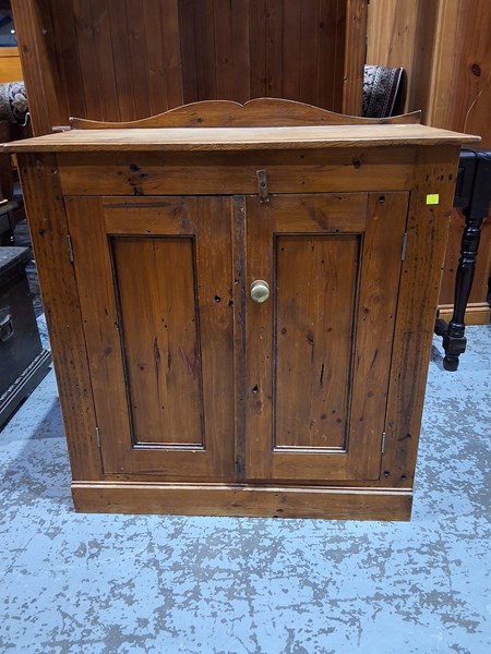 Lot 121 - CABINET