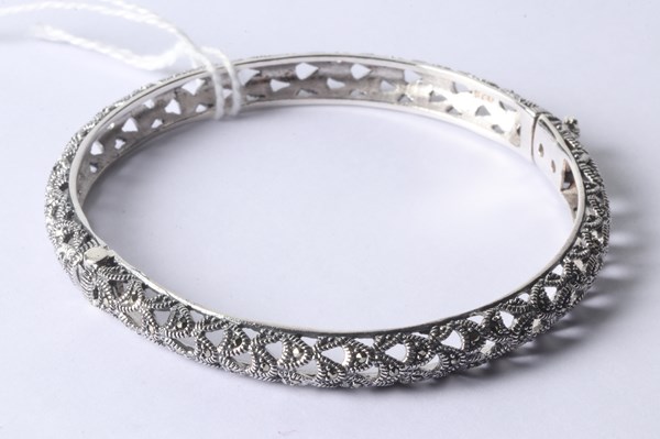 Lot 1070 - SILVER BANGLE