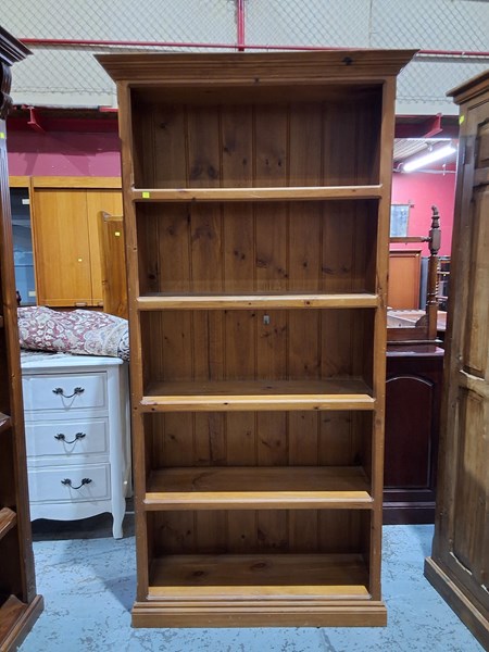 Lot 157 - BOOKSHELF