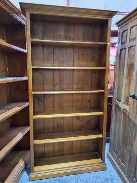 Lot 156 - BOOKSHELF