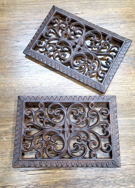 Lot 350 - TRIVETS