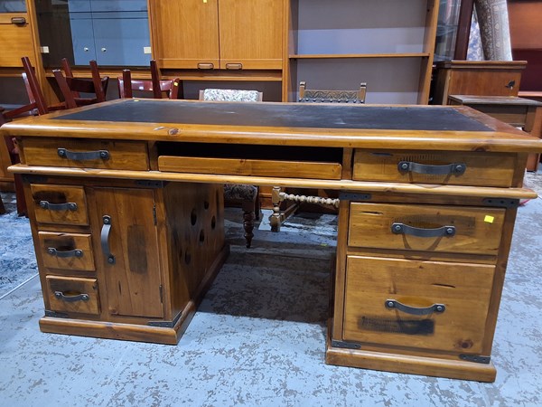 Lot 116 - PEDESTAL DESK