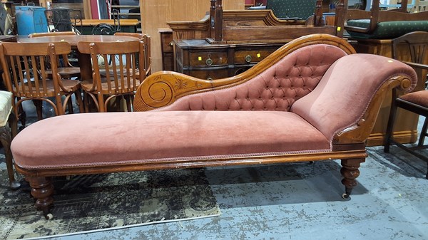 Lot 136 - CHAISE LOUNGE