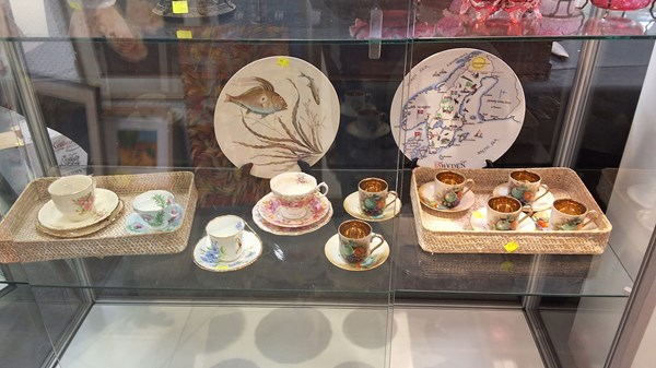 Lot 1160 - CUPS & SAUCERS