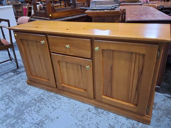 Lot 133 - SIDEBOARD