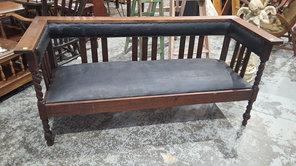 Lot 194 - SETTEE