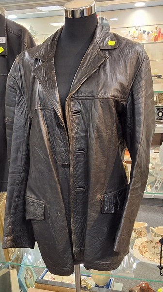 Lot 1469 - LEATHER JACKET