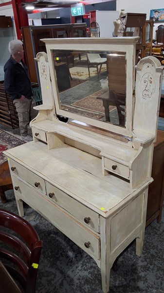 Lot 203 - DRESSING TABLE