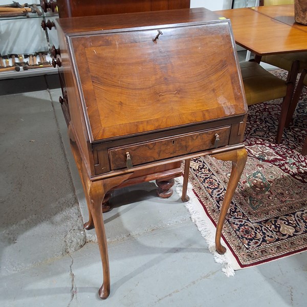 Lot 302 - BUREAU