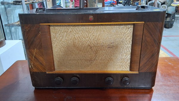 Lot 301 - MANTEL RADIO