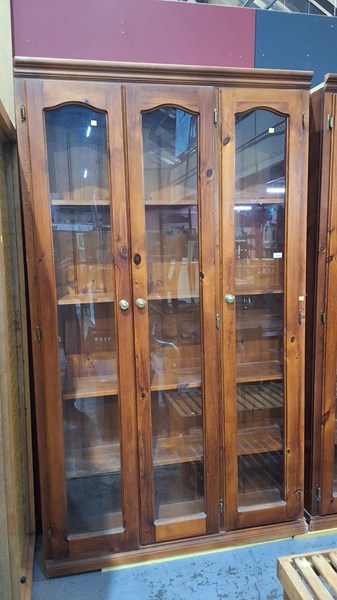 Lot 108 - DISLLAY CABINET