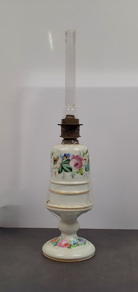 Lot 1322 - KEROSENE LAMP