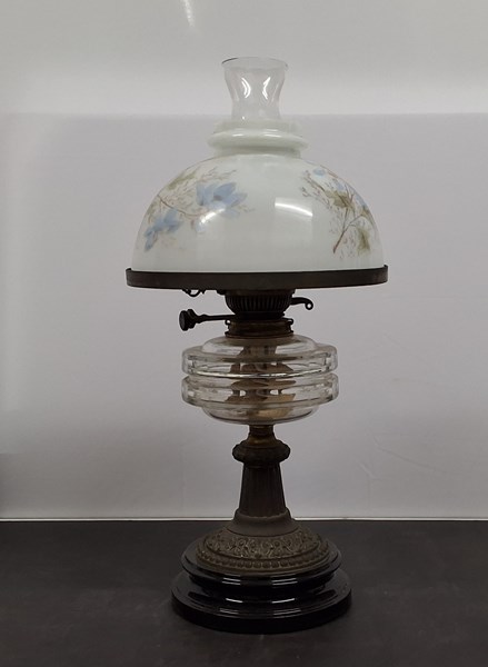 Lot 1153 - KEROSENE LAMP