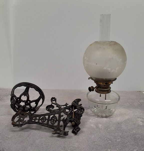 Lot 1323 - KEROSENE LAMP