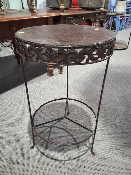 Lot 267 - TABLE