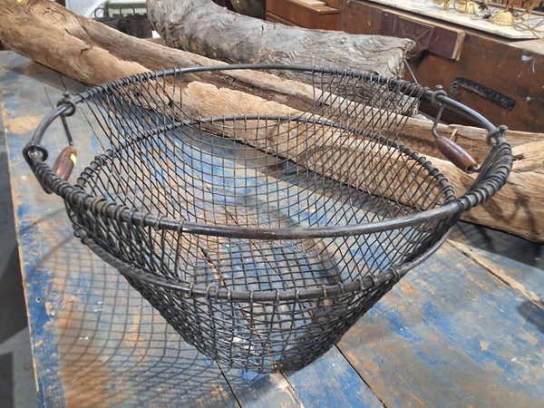 Lot 389 - WOOD BASKET