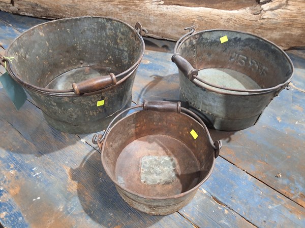 Lot 132 - BUCKET SET