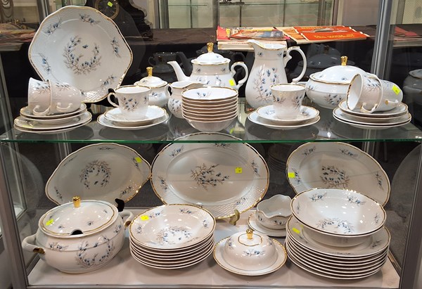 Lot 1208 - DINNER SERVICE