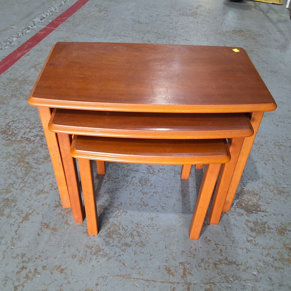 Lot 374 - COFFE TABLE NEST