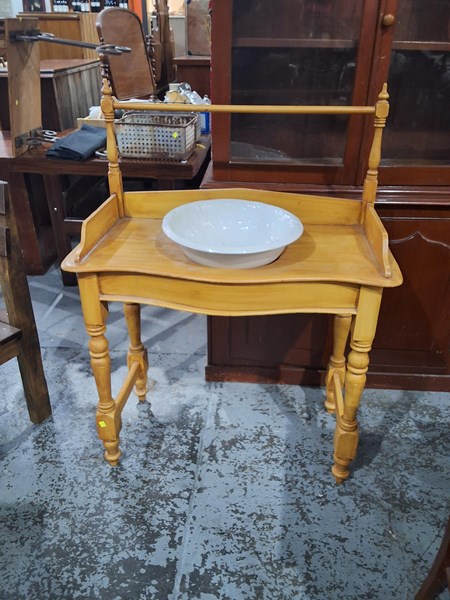 Lot 11 - WASH STAND AND BOWL