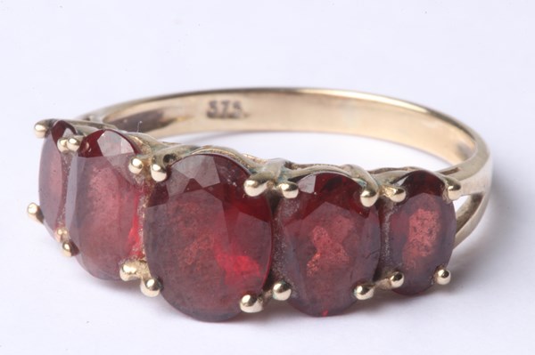 Lot 1006 - GOLD GARNET RING