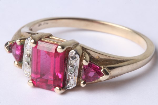 Lot 1017 - GOLD RUBY RING