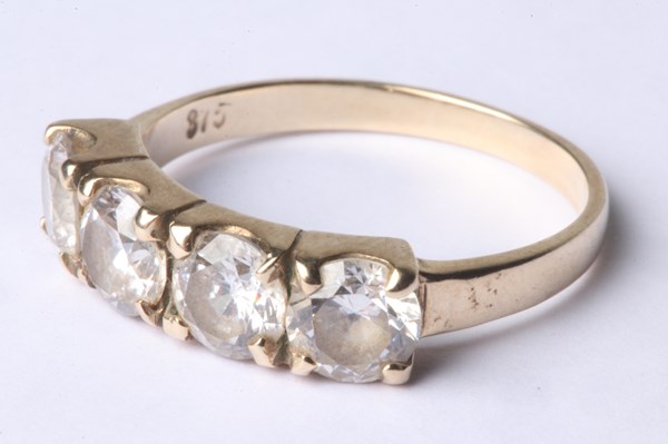 Lot 1012 - GOLD RING