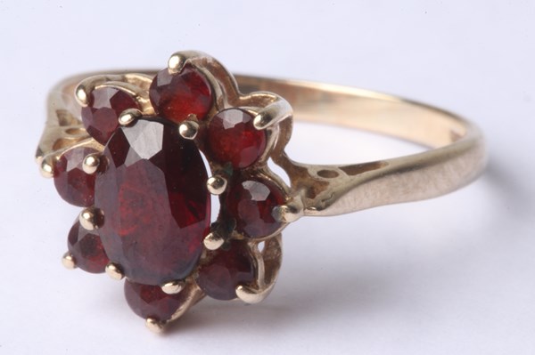 Lot 1004 - GOLD GARNET RING